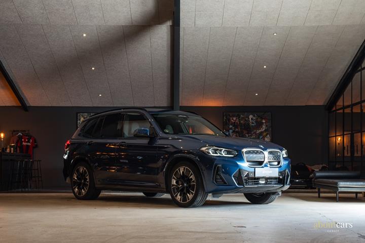 Blå BMW iX3 fra 2022