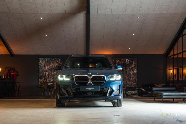 Blå BMW iX3 fra 2022