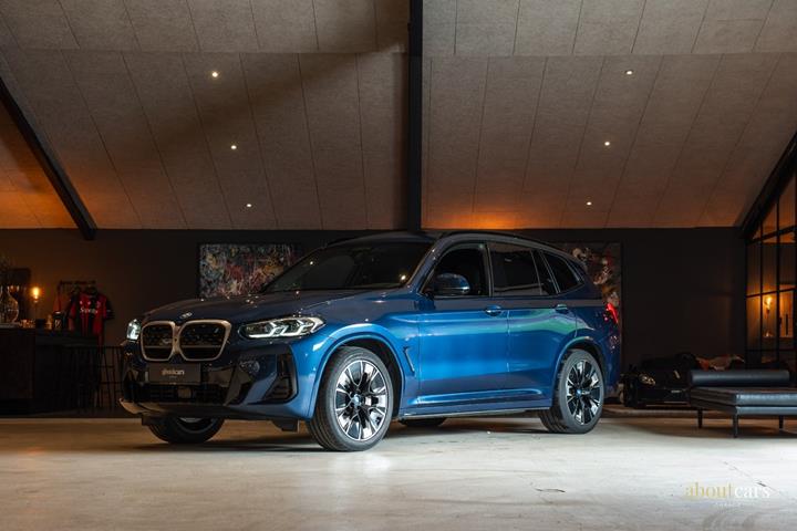 Blå BMW iX3 fra 2022