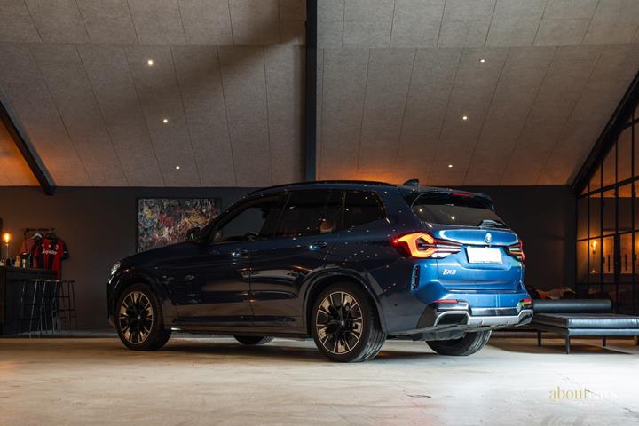 Blå BMW iX3 fra 2022