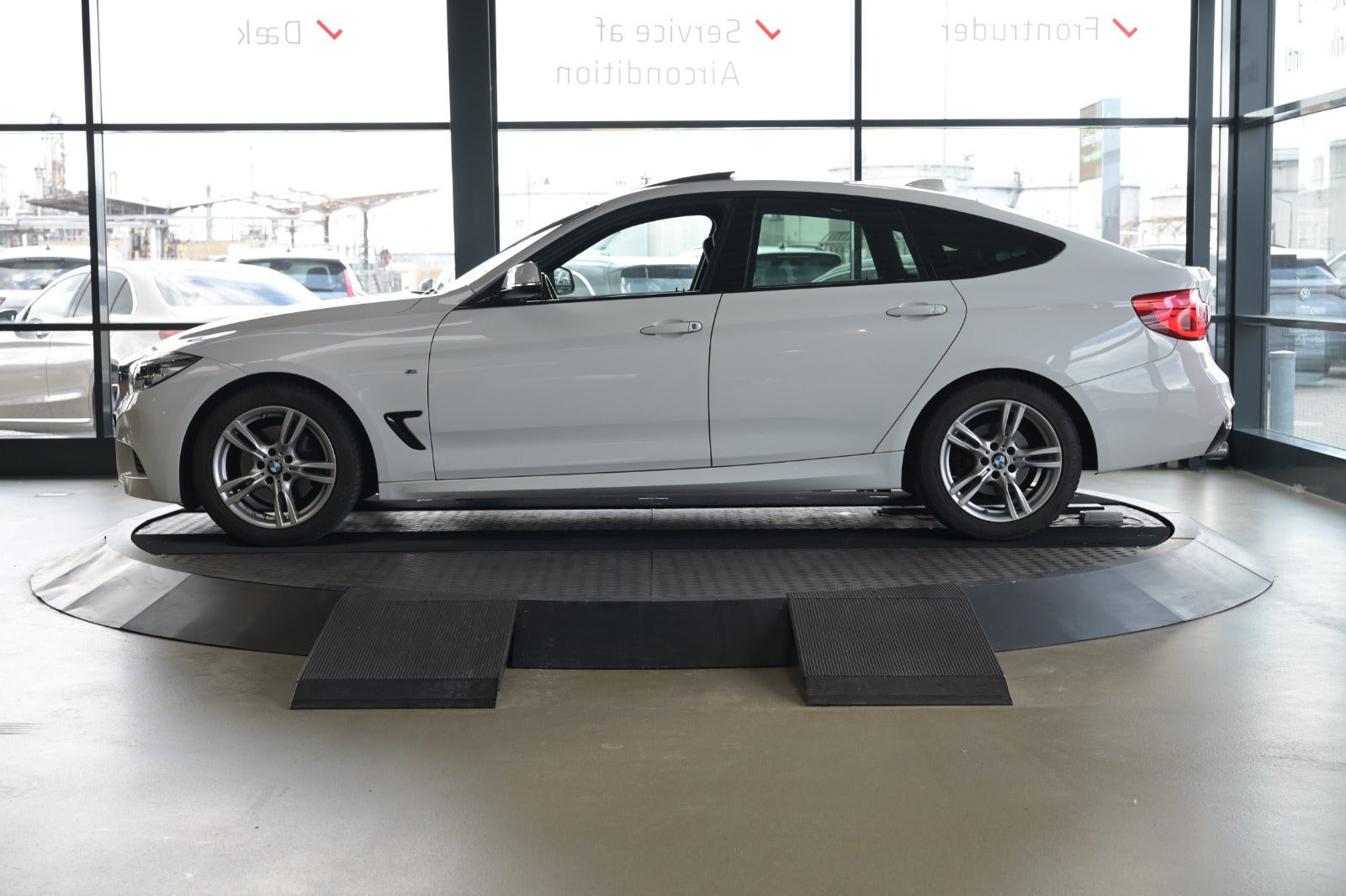 Hvid BMW 330i fra 2018