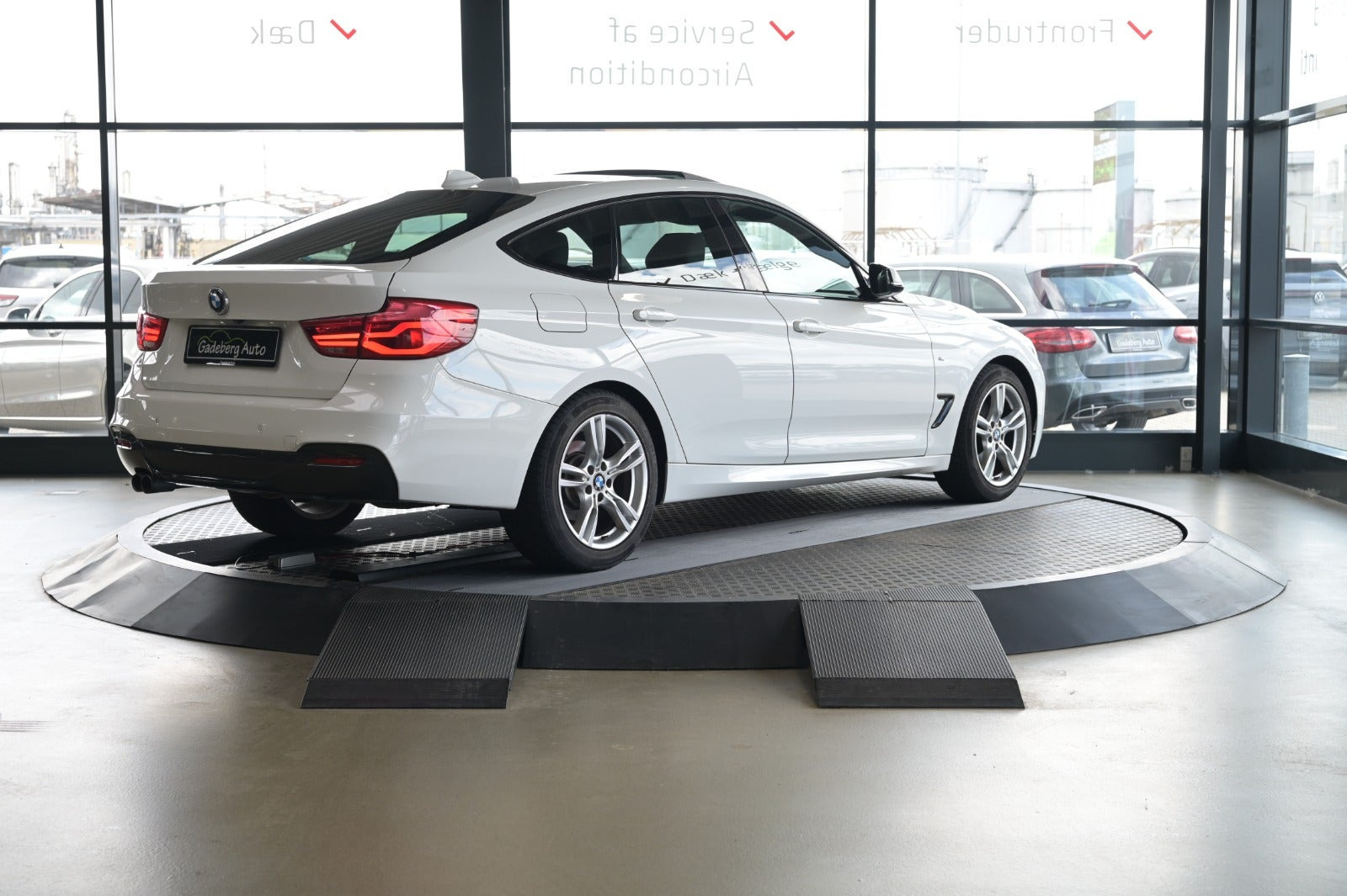 Hvid BMW 330i fra 2018