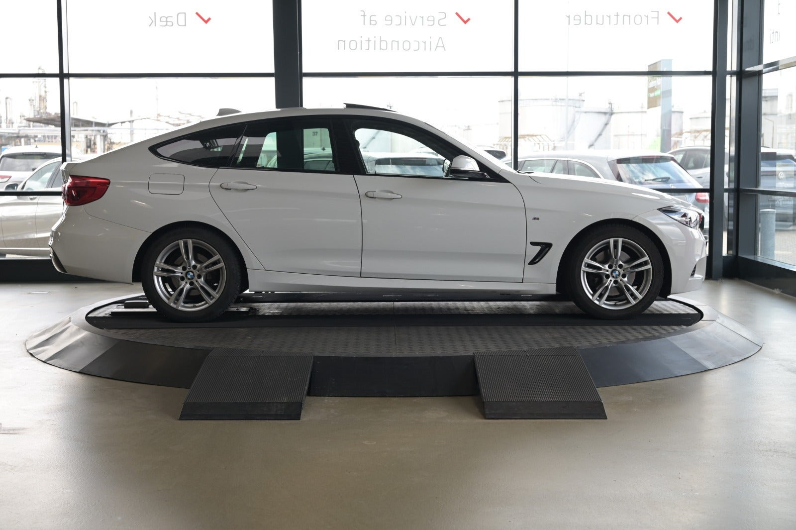 Hvid BMW 330i fra 2018