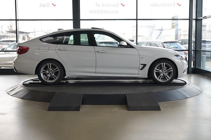 Hvid BMW 330i fra 2018