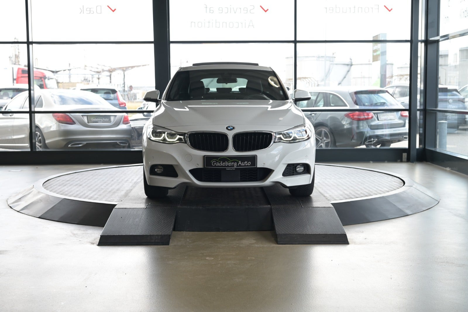 Hvid BMW 330i fra 2018