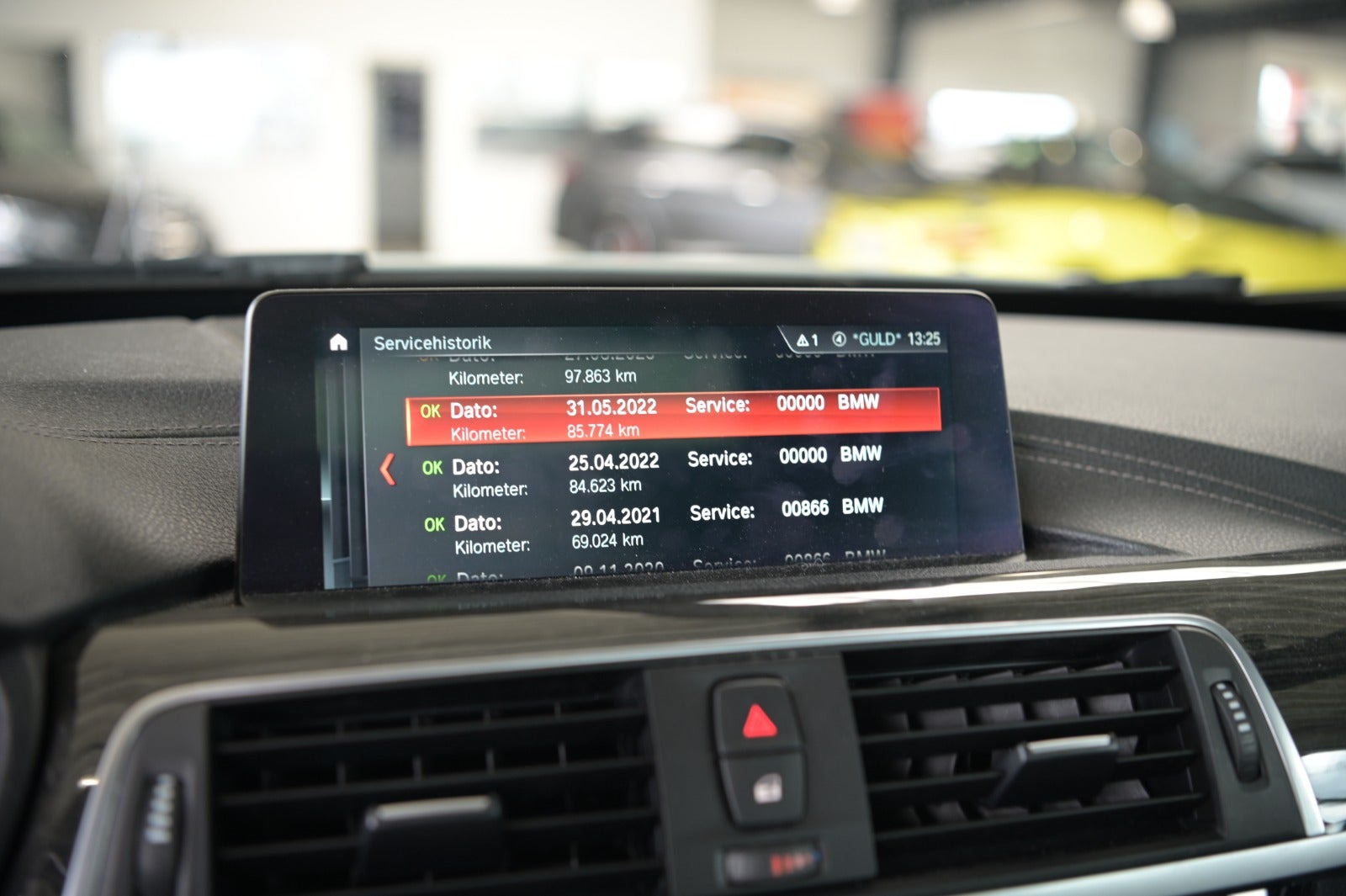 Hvid BMW 330i fra 2018