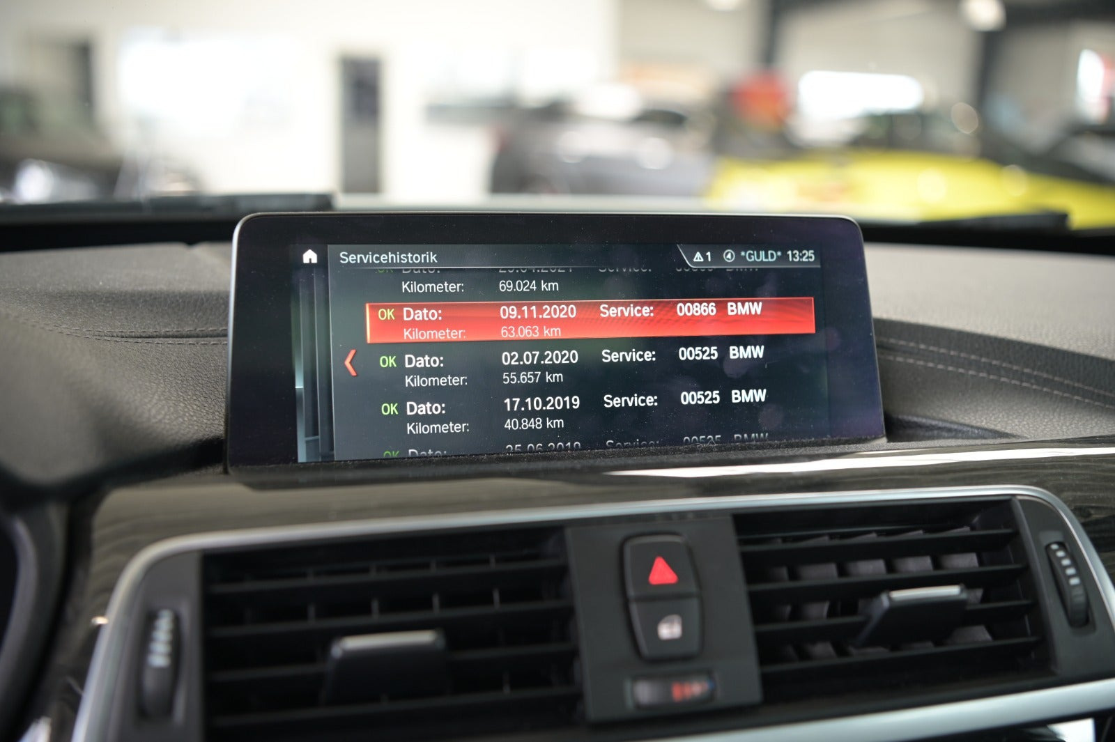 Hvid BMW 330i fra 2018