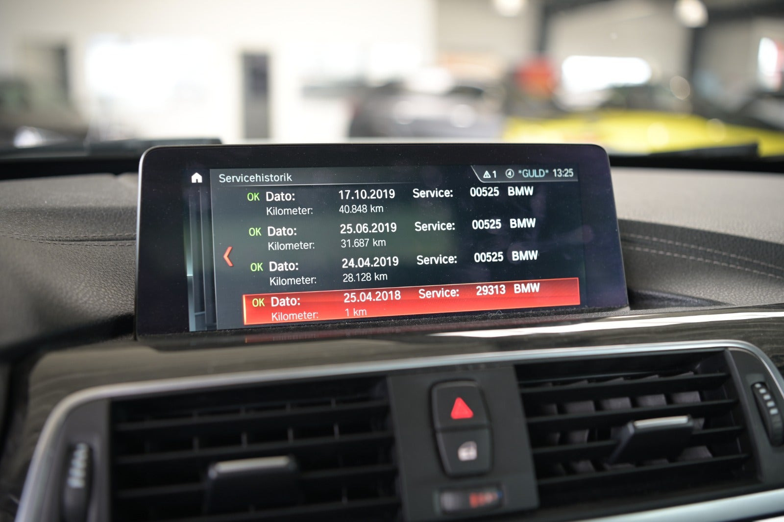 Hvid BMW 330i fra 2018