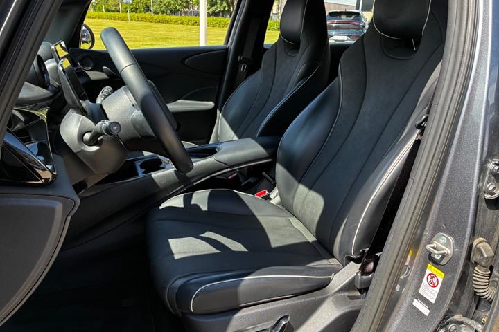 Grå BYD Dolphin fra 2024