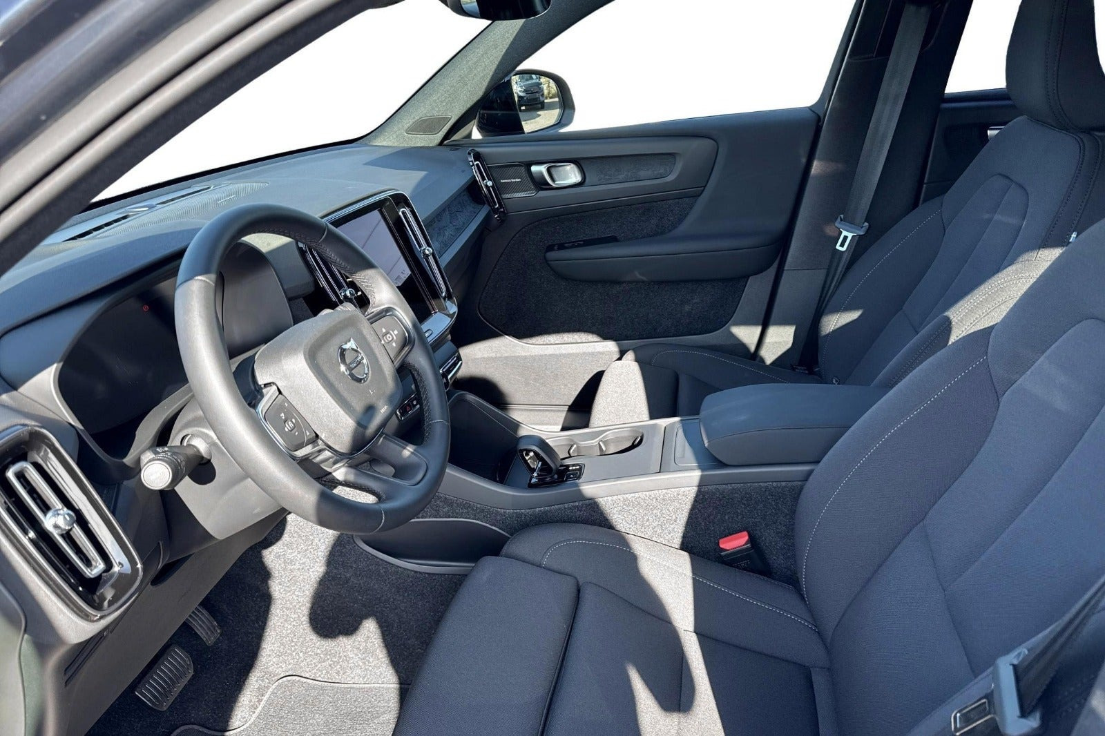 Blå Volvo EX40 fra 2025