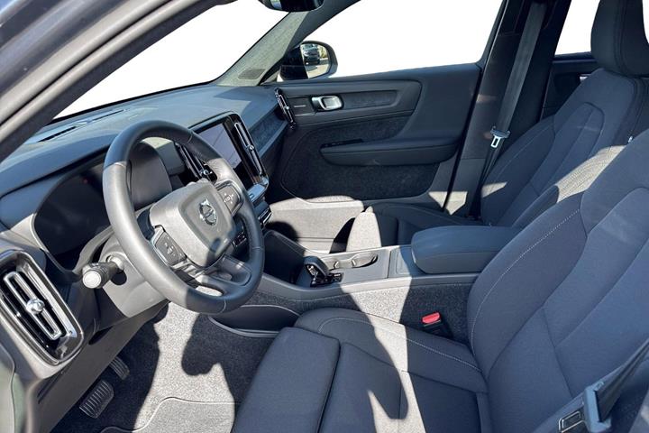 Blå Volvo EX40 fra 2025