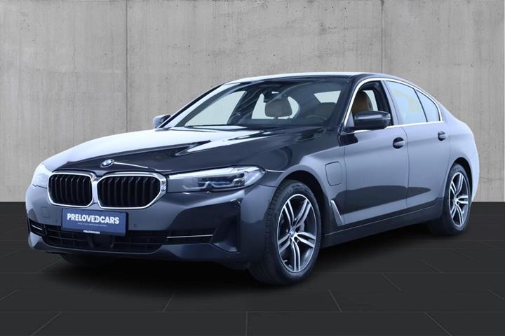 Grå BMW 545e fra 2021