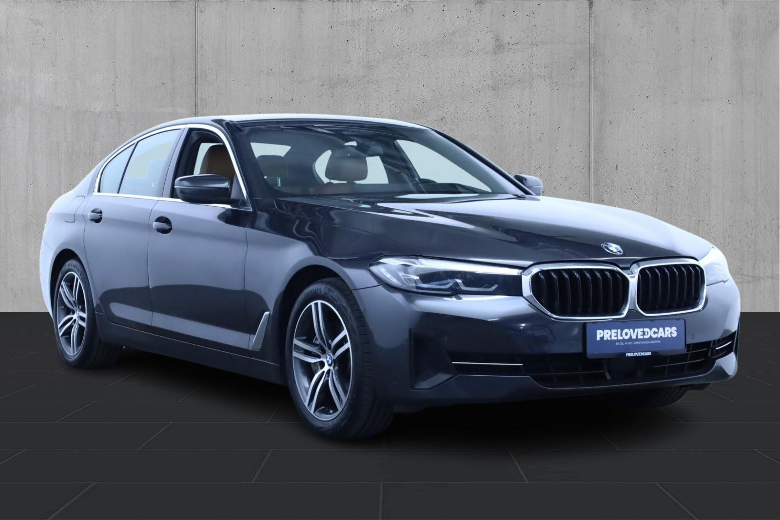 Grå BMW 545e fra 2021