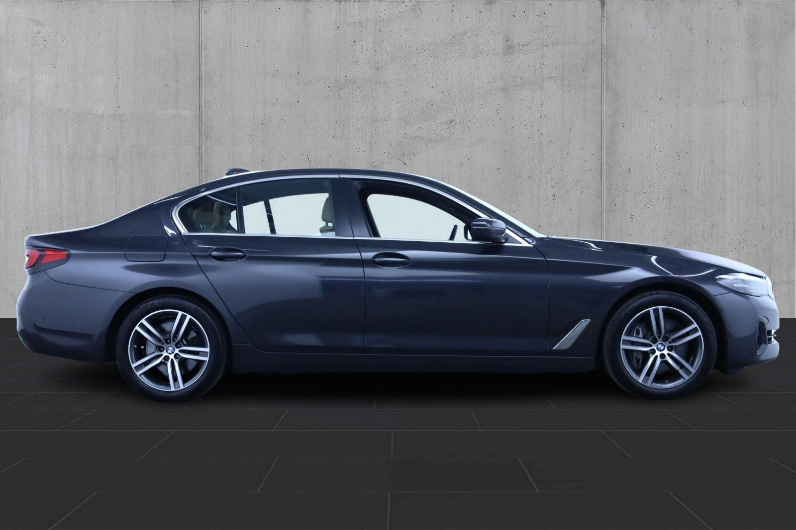 Grå BMW 545e fra 2021