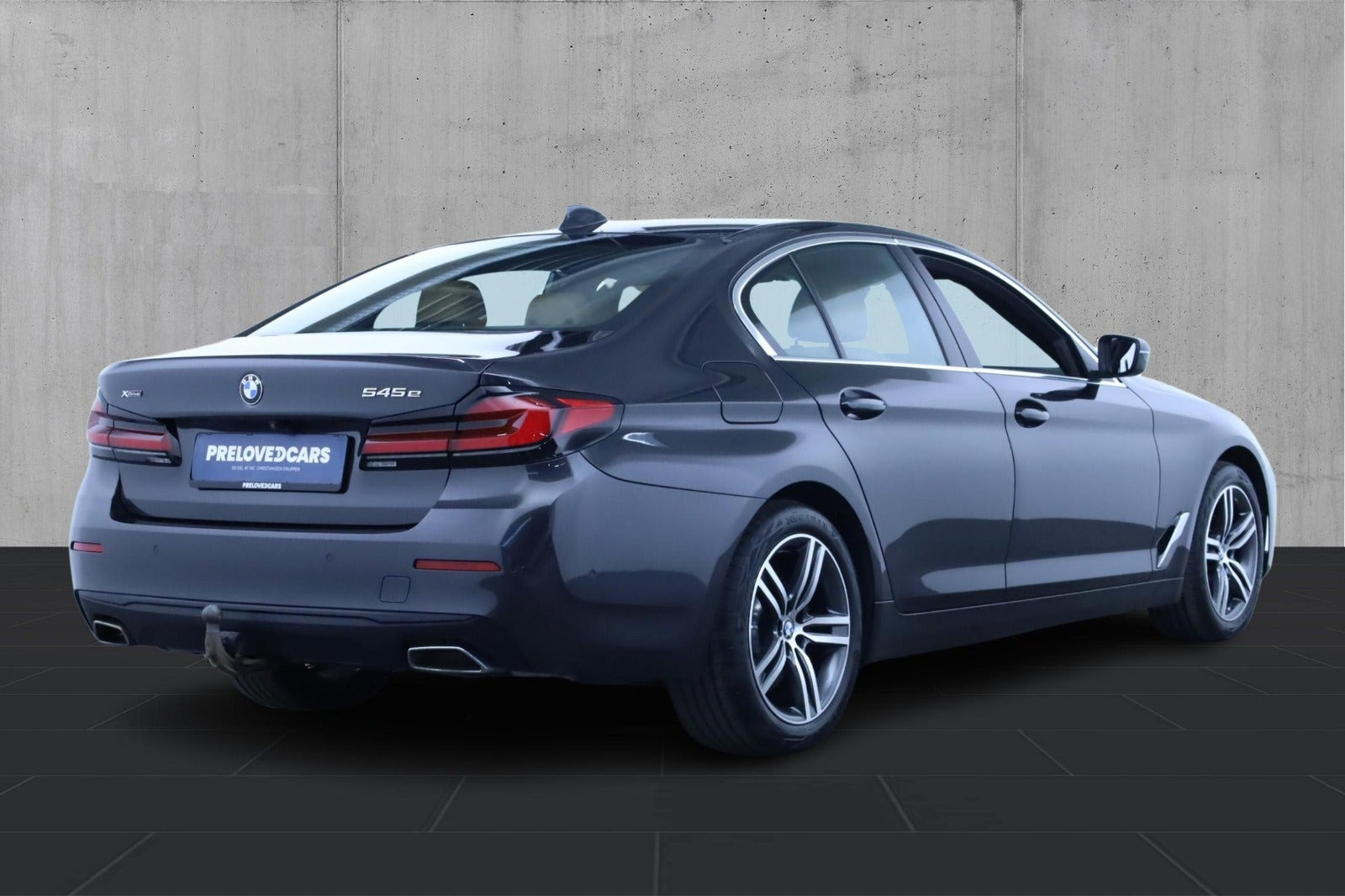 Grå BMW 545e fra 2021