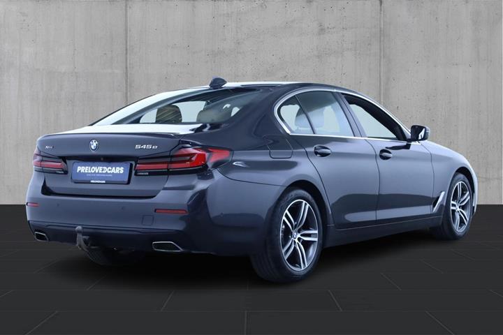 Grå BMW 545e fra 2021