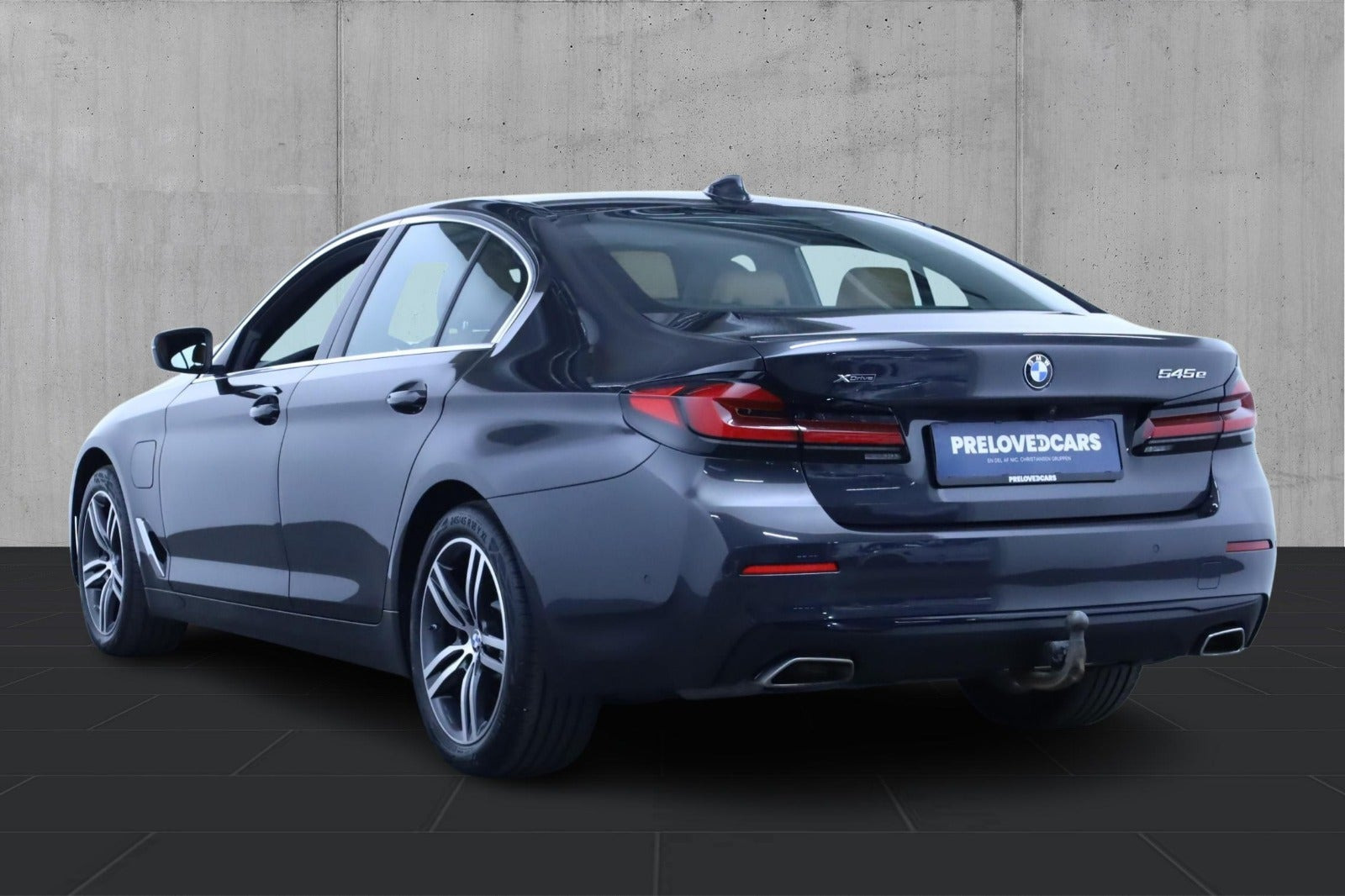 Grå BMW 545e fra 2021