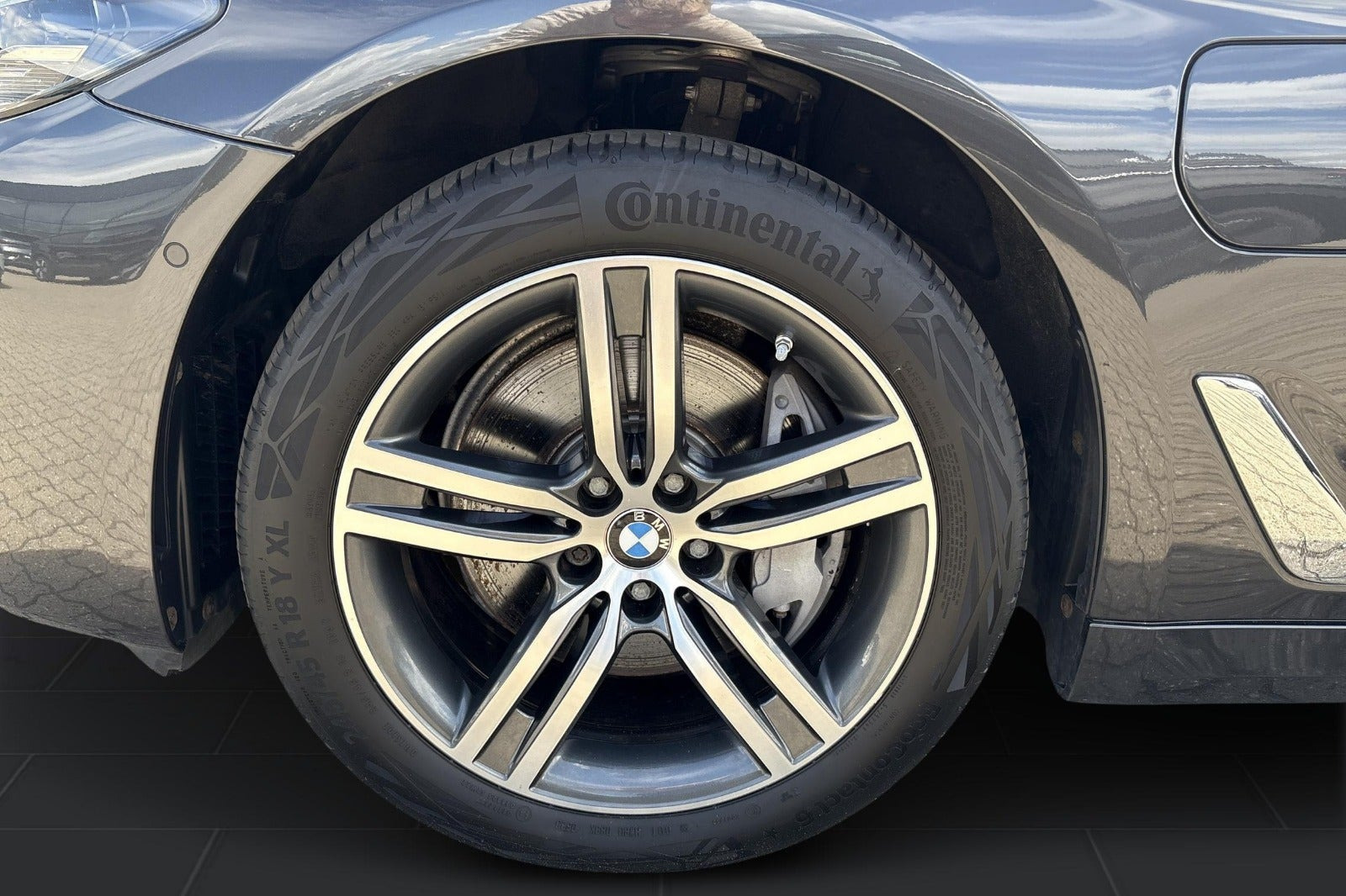 Grå BMW 545e fra 2021