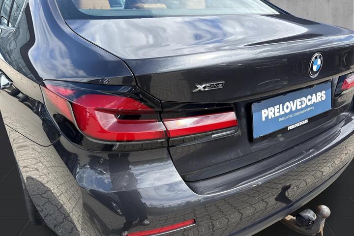 Grå BMW 545e fra 2021