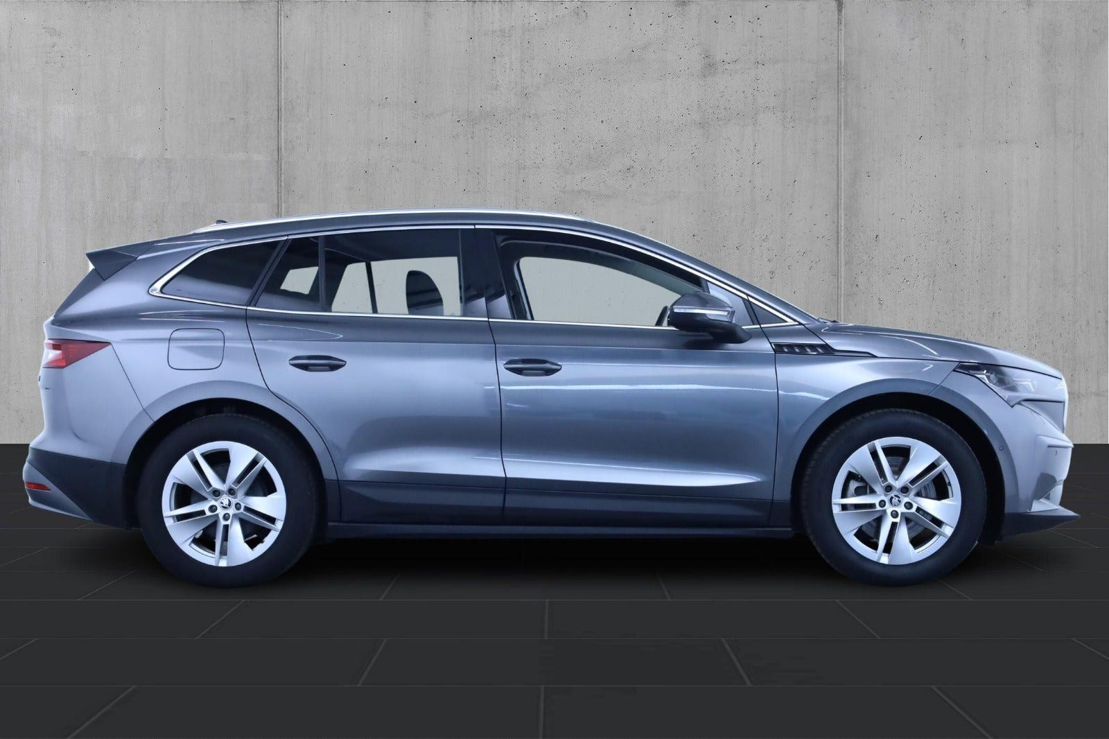 Grå Skoda Enyaq fra 2023