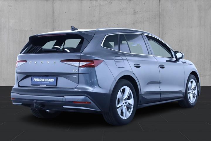 Grå Skoda Enyaq fra 2023