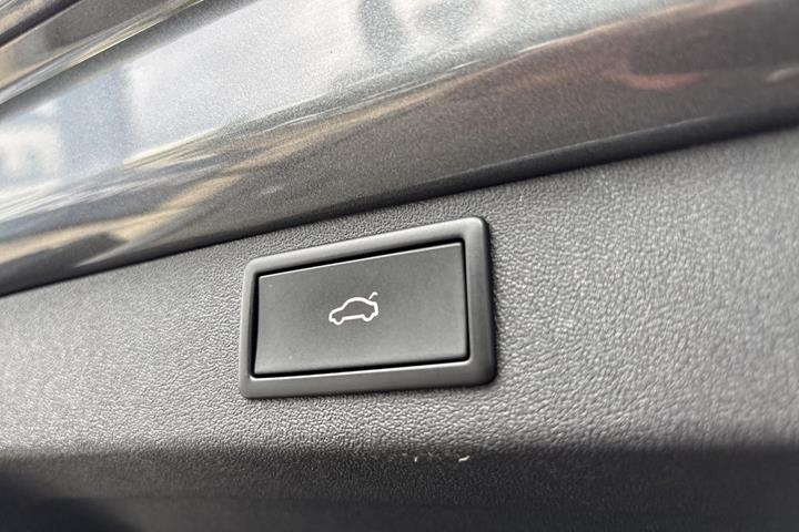 Grå Skoda Enyaq fra 2023