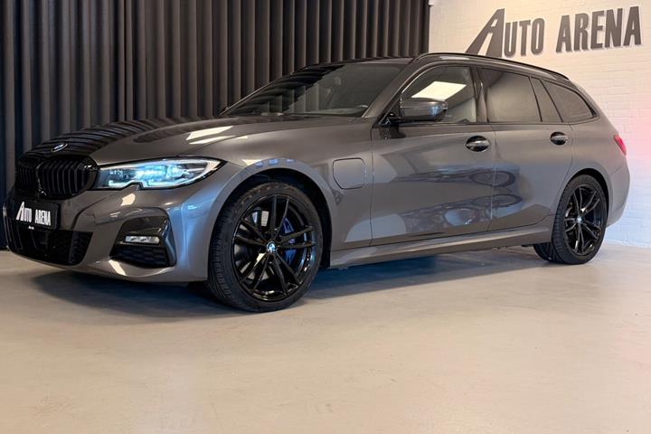 Grå BMW 330e fra 2021