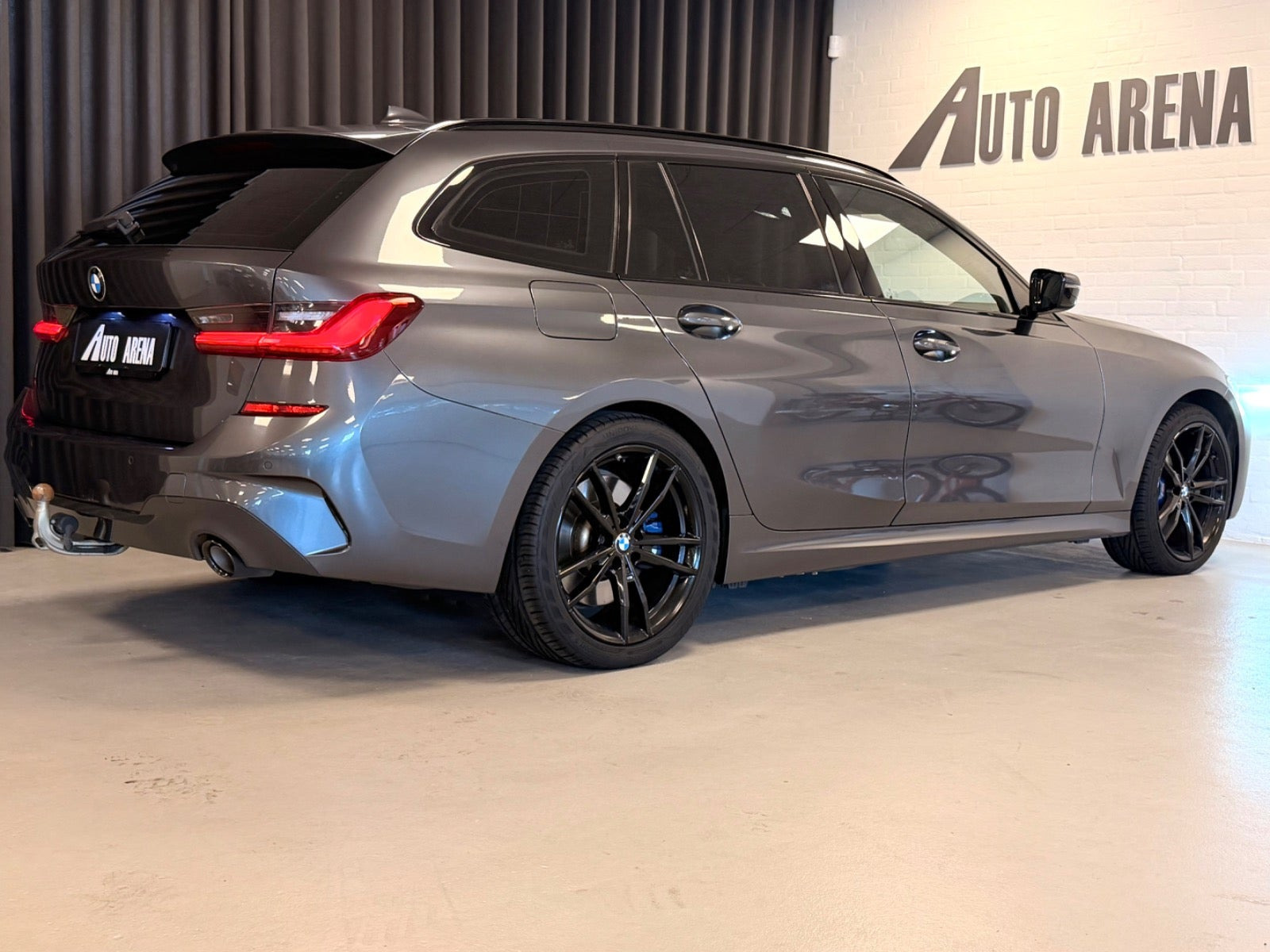 Grå BMW 330e fra 2021