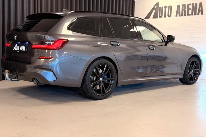 Grå BMW 330e fra 2021
