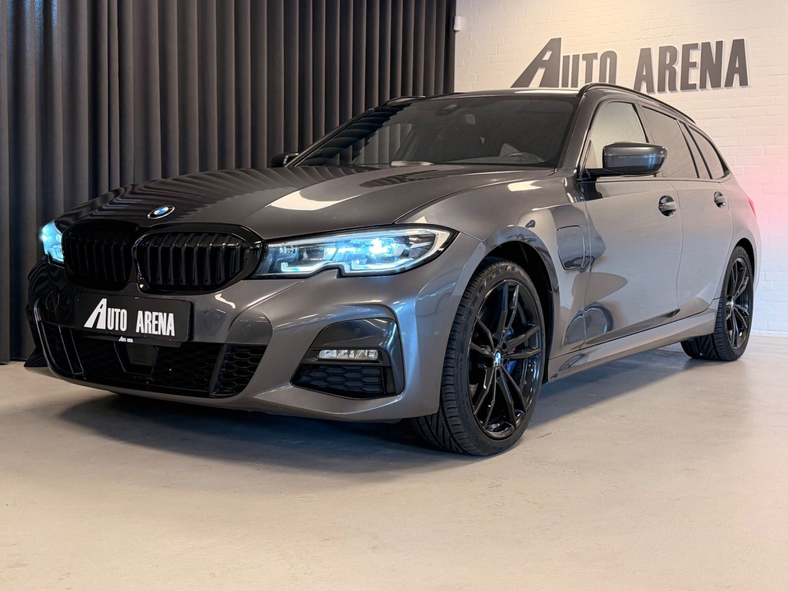 Grå BMW 330e fra 2021
