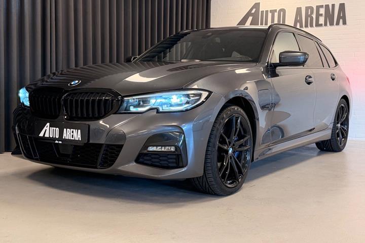 Grå BMW 330e fra 2021