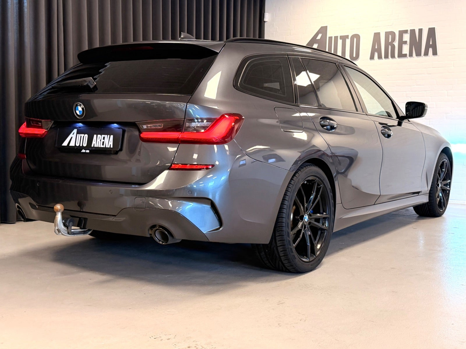 Grå BMW 330e fra 2021