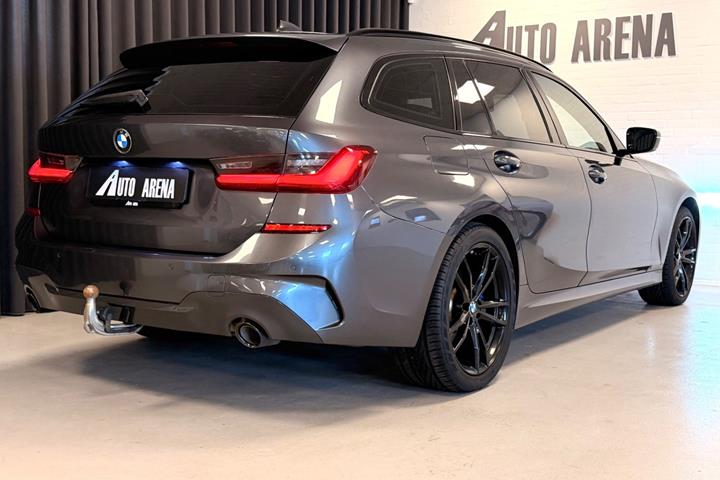 Grå BMW 330e fra 2021
