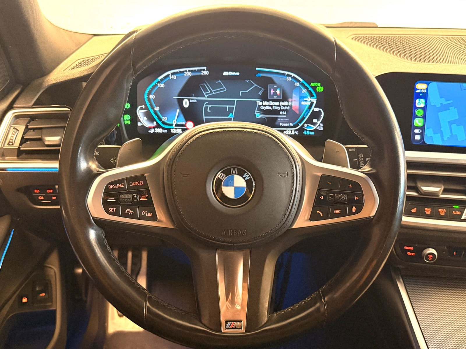 Grå BMW 330e fra 2021