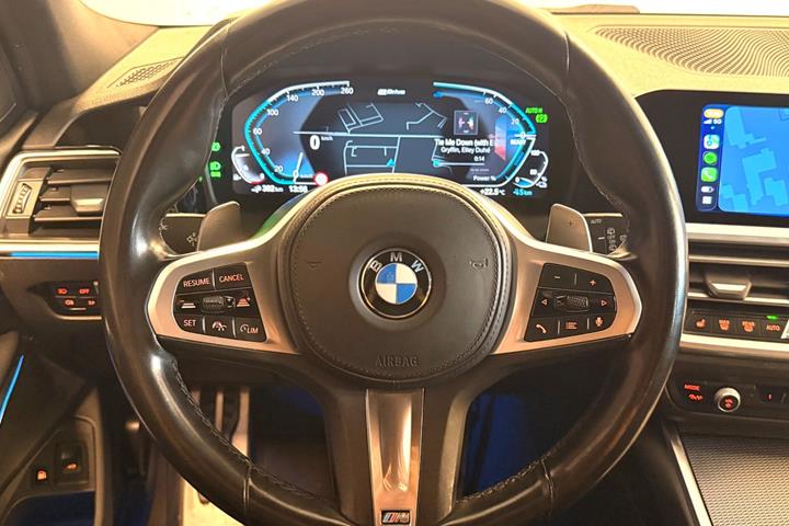 Grå BMW 330e fra 2021