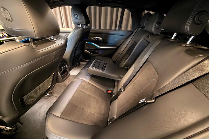Grå BMW 330e fra 2021