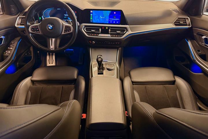 Grå BMW 330e fra 2021
