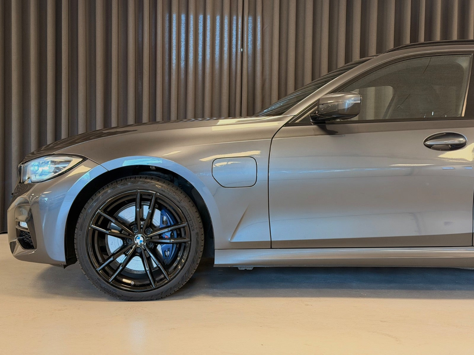 Grå BMW 330e fra 2021