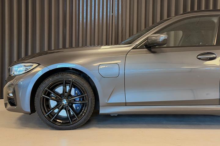 Grå BMW 330e fra 2021