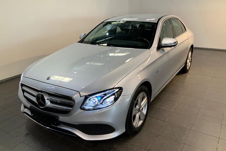 Sølv Mercedes E350 e fra 2017 set udefra