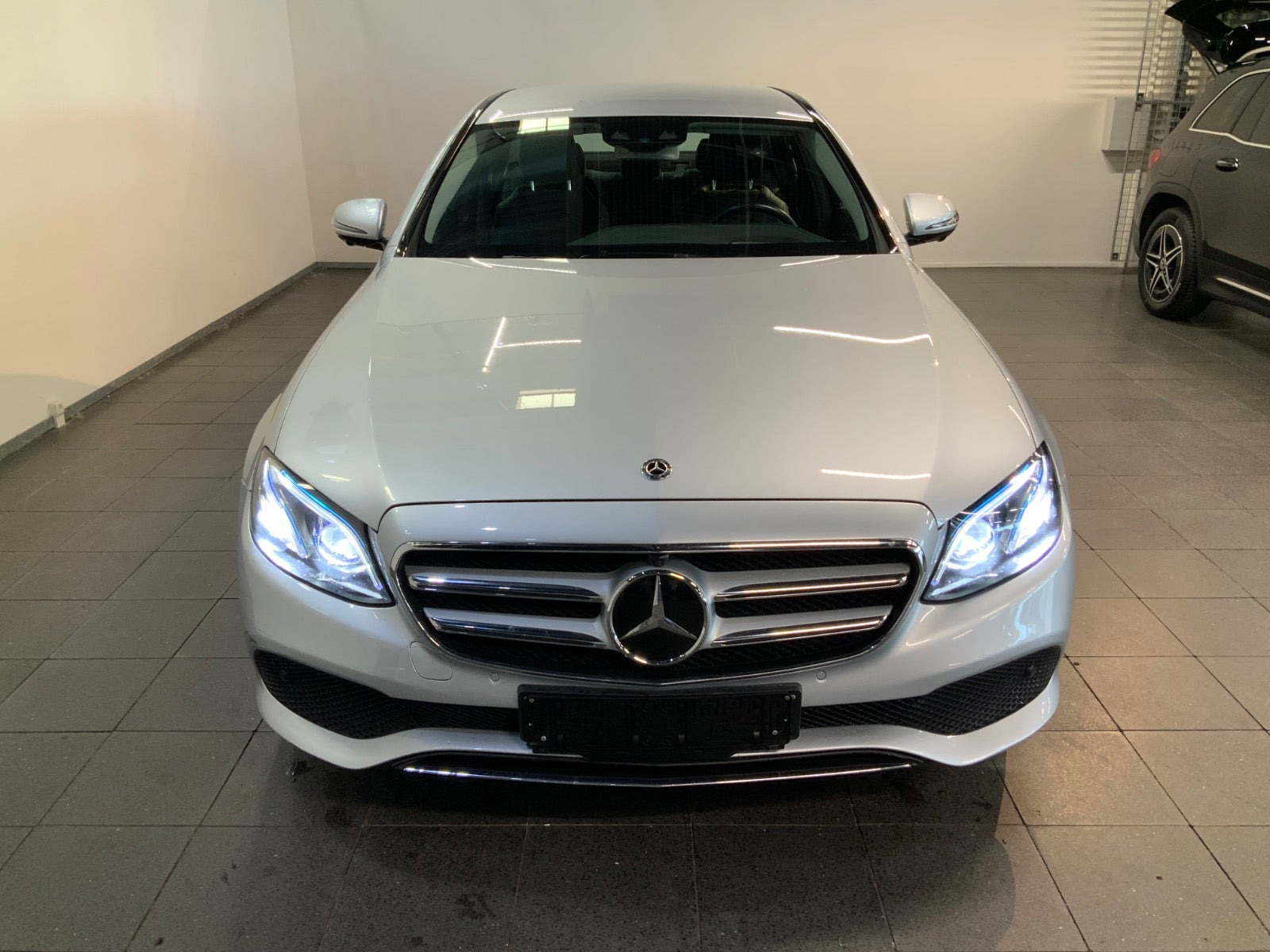 Sølv Mercedes E350 e fra 2017 set udefra
