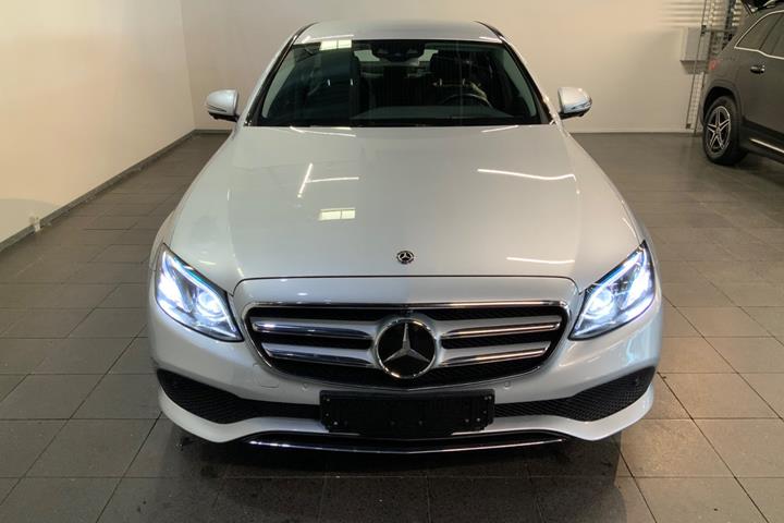 Sølv Mercedes E350 e fra 2017 set udefra
