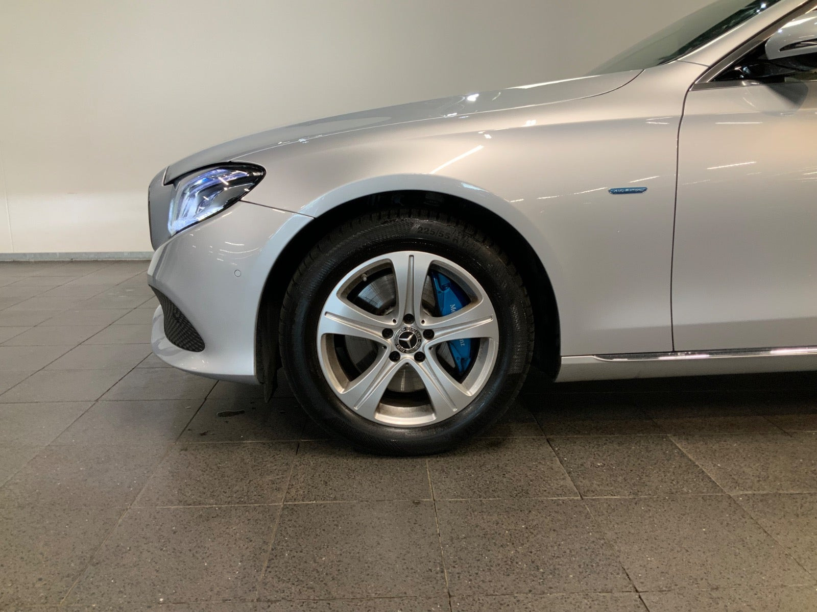 Sølv Mercedes E350 e fra 2017 set udefra