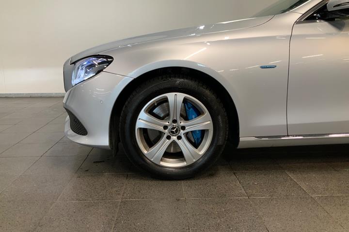 Sølv Mercedes E350 e fra 2017 set udefra