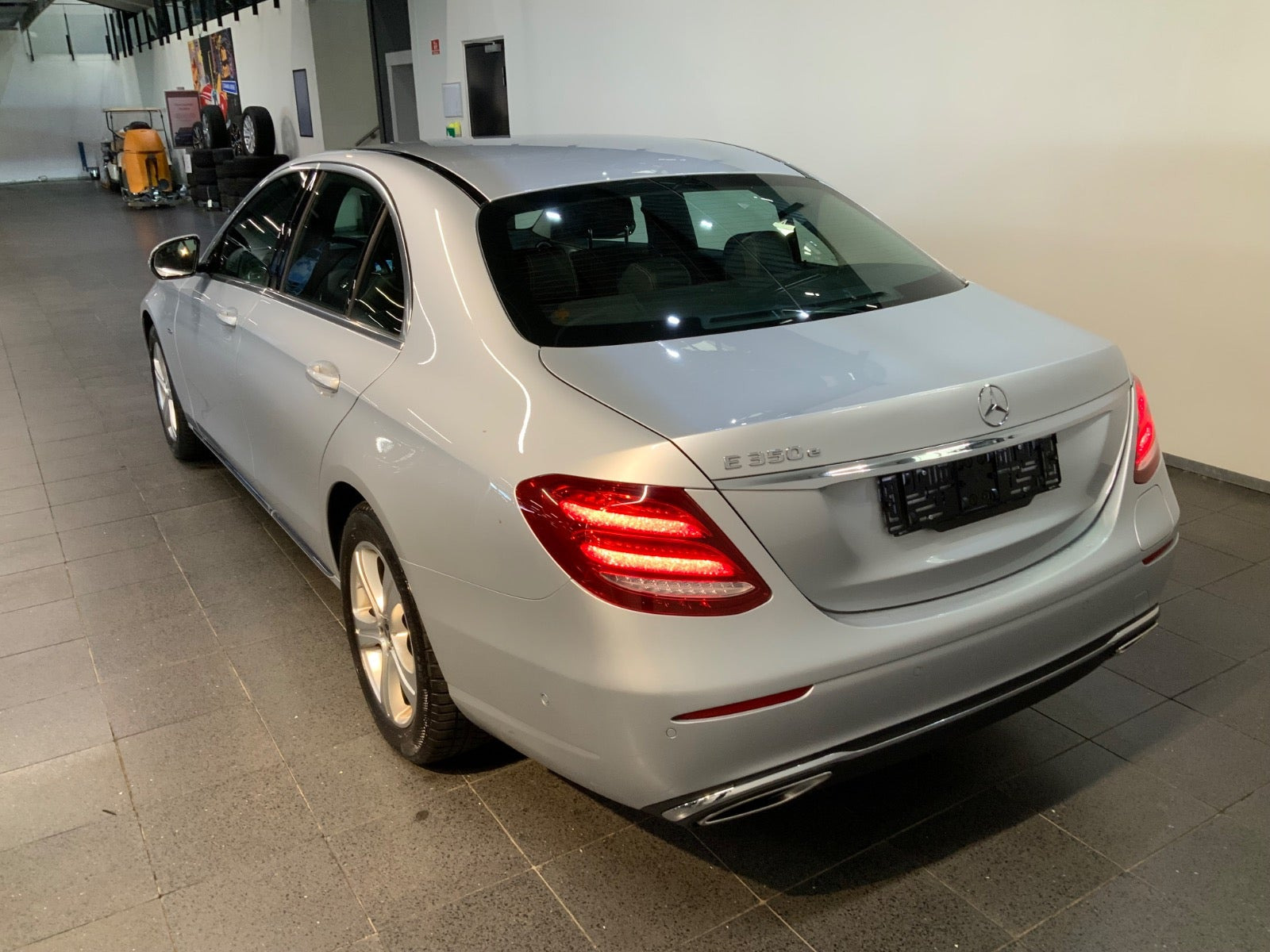 Sølv Mercedes E350 e fra 2017 set udefra