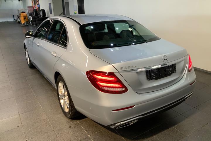 Sølv Mercedes E350 e fra 2017 set udefra
