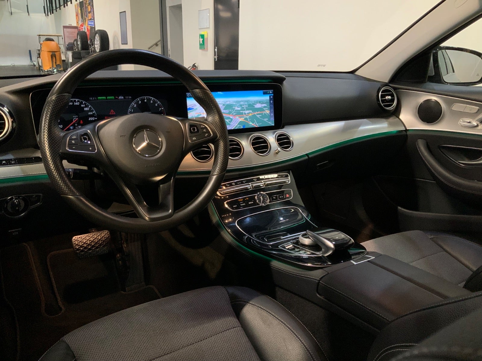 Sølv Mercedes E350 e fra 2017 set indefra
