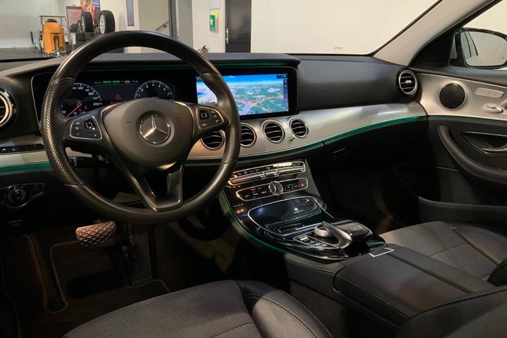 Sølv Mercedes E350 e fra 2017 set indefra