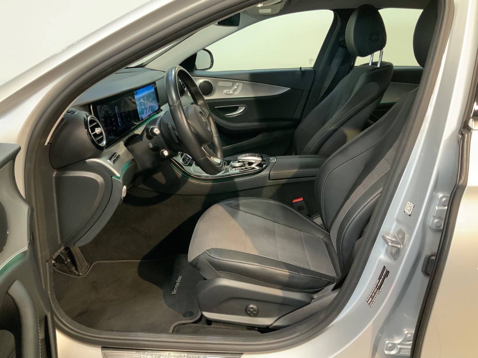 Sølv Mercedes E350 e fra 2017 set indefra