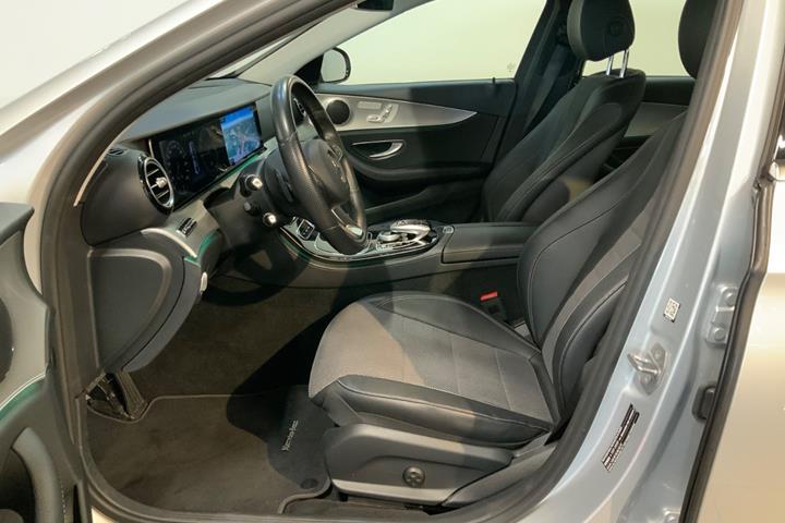 Sølv Mercedes E350 e fra 2017 set indefra